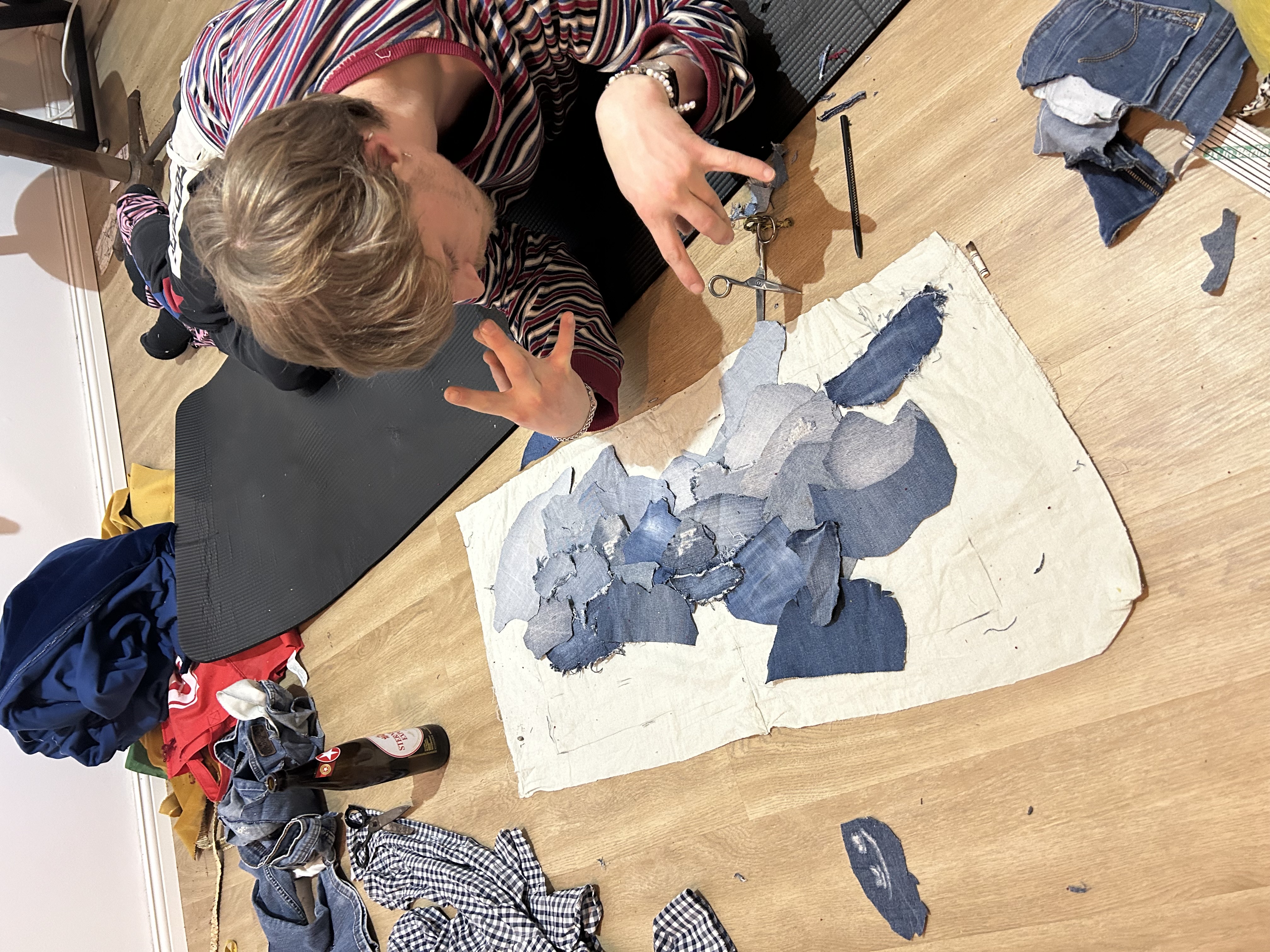 Stage background for the Bundestag Theatre being made from old blue jeans