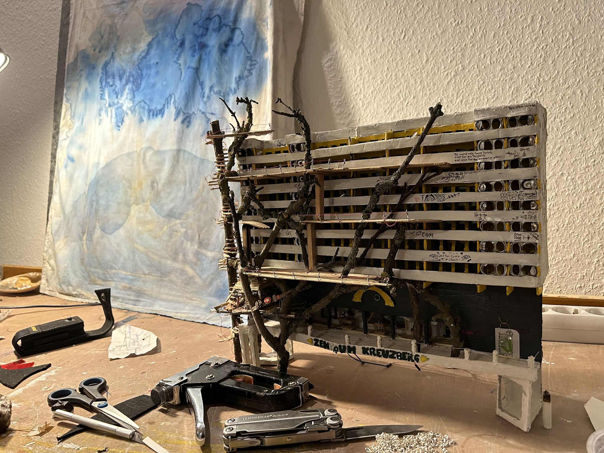 A sun taking shape on the painted background of the Kotti artwork