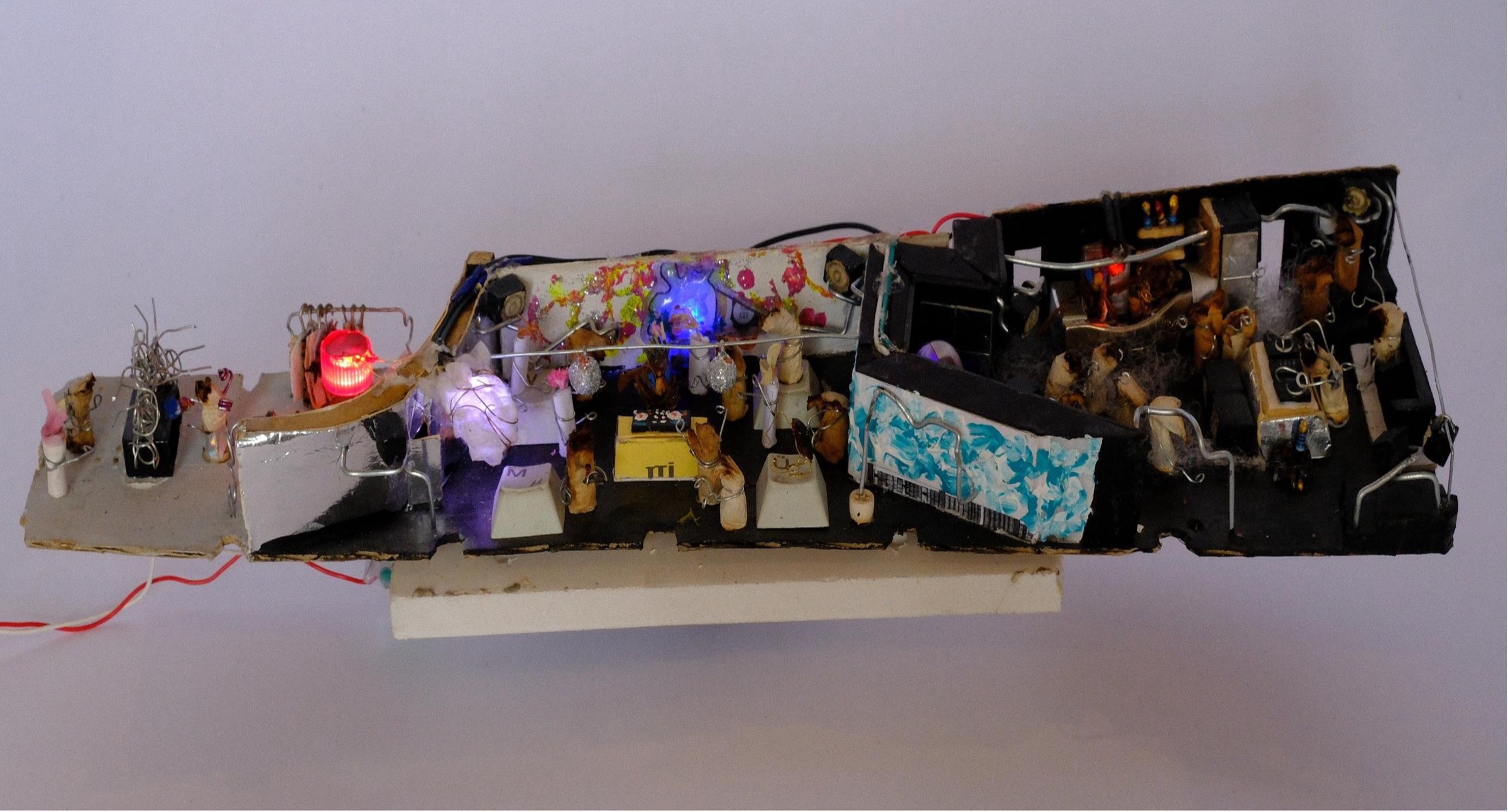 Overview of the miniature club inside STOP WARS