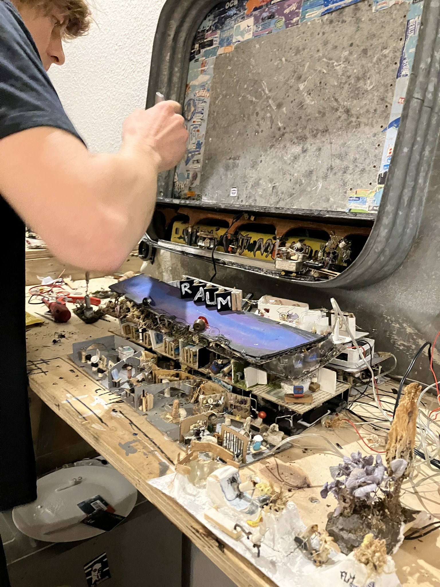 Many floors of STOP WARS under construction