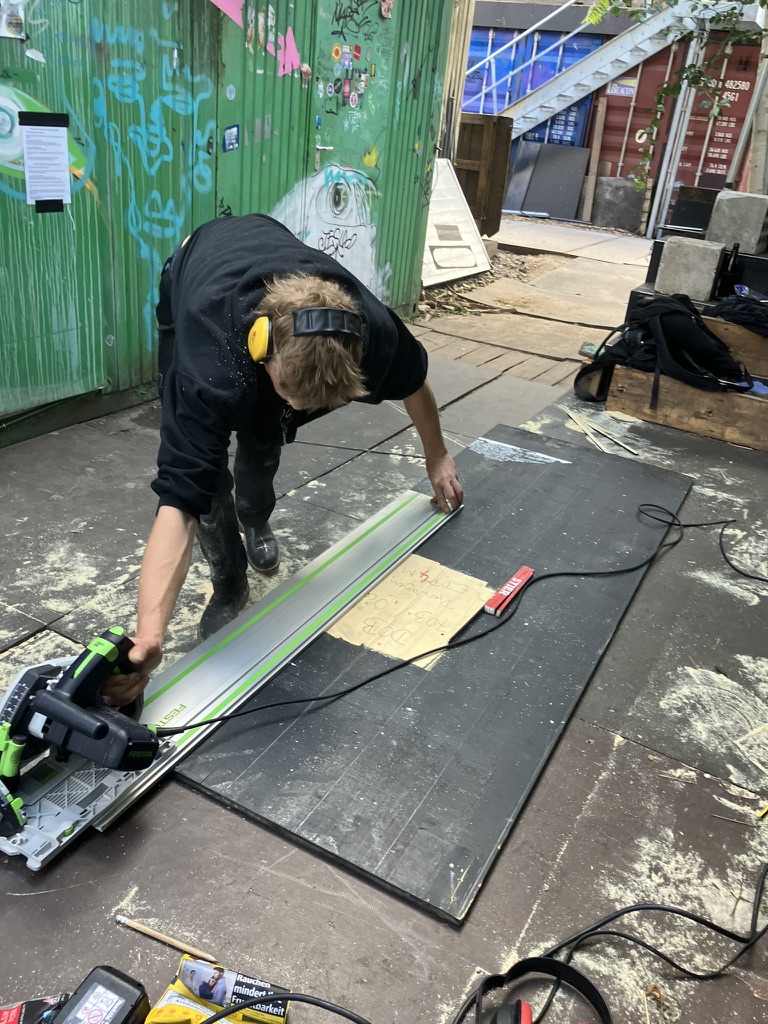 Cutting reused opera stage wood for WaMüLage